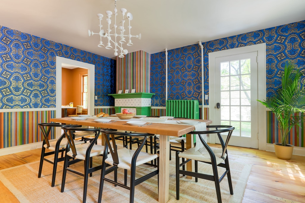 Host in style in this bright, welcoming space.