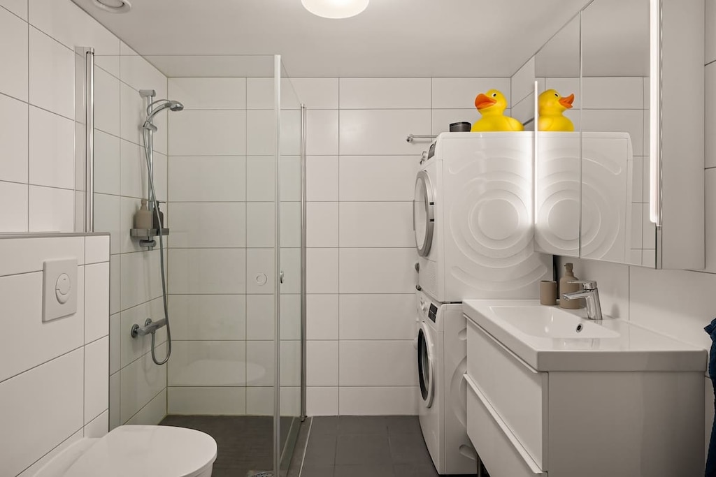 Varmekabler i gulv, varmtvann, vaskemaskin og tørketrommel sørger alle for at at du er både varm og har rene klær gjennom hele ditt opphold.