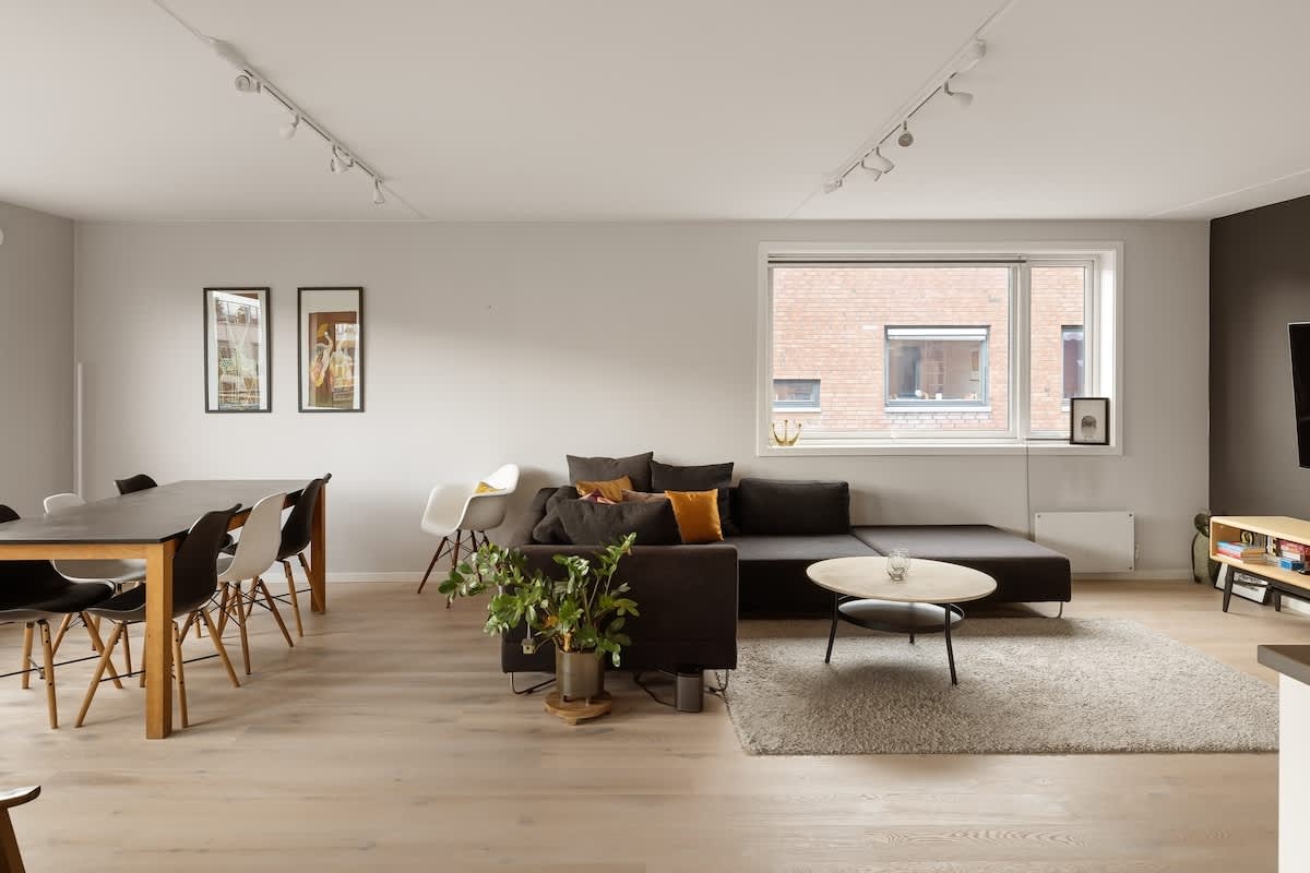 Spiseplass, kjøkken og stue alt på ett plan. Perfekt for deg som ikke liker å gå mye frem og tilbake.