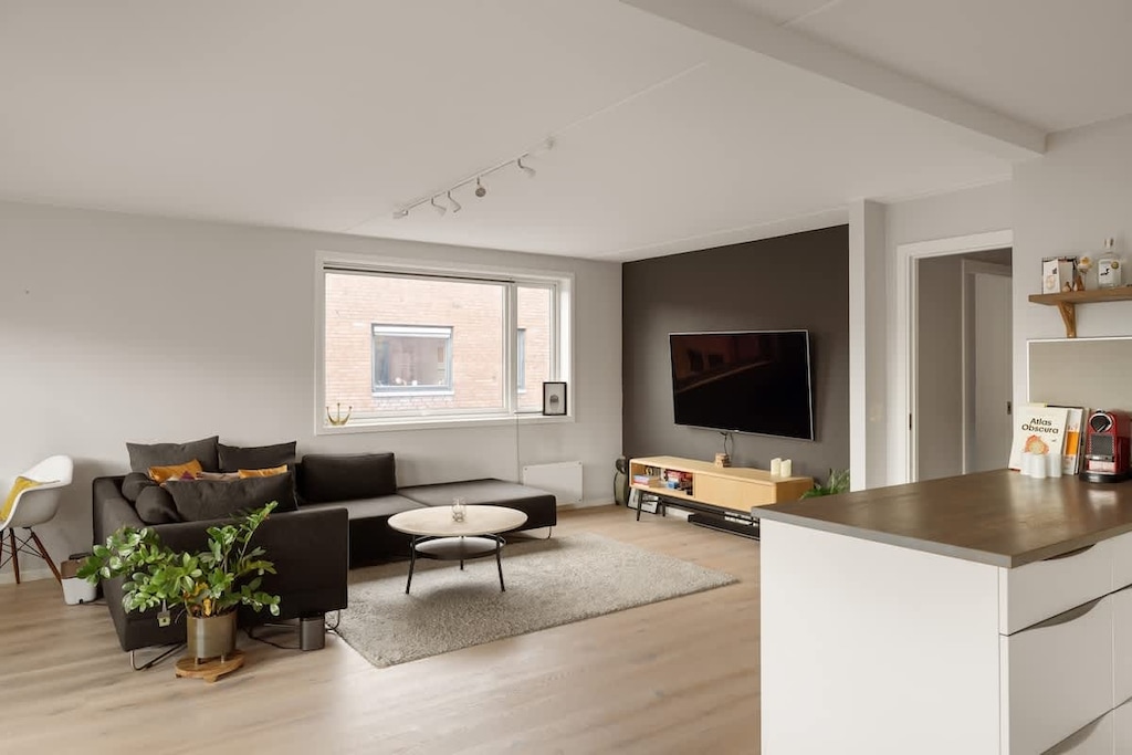 Denne ett plans leiligheten tilbyr alt du trenger for en avslappende og koselig stund, enten det skulle være familie, venner eller en partner.