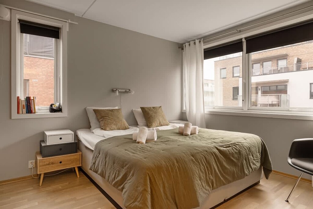 Her kan du få øye på naboene på andre siden, men ikke bekymre deg, mørklagte gardinen vil dekke rommer fra alle kanter!