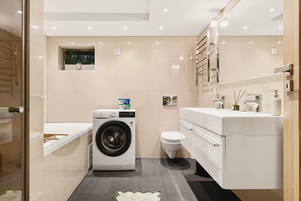 Baderom med luksuriøse fasiliteter, dusj, badekar og deilige varmekabler i gulvet.