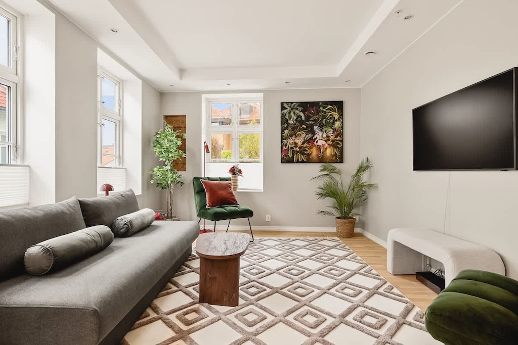 Leiligheten tilbyr en moderne stue med et utrolig kult interiør. Perfekt plass å samle familie og venner.