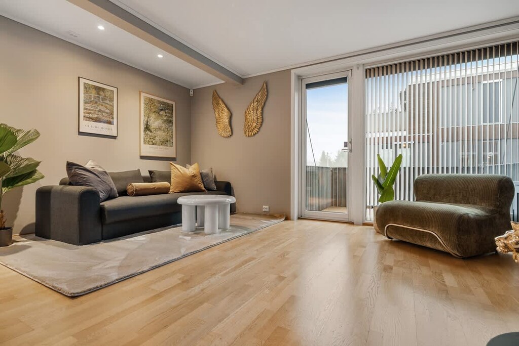 sofaen i stuen kan eneklt gjøres om til en komfortabel sovesfoa.