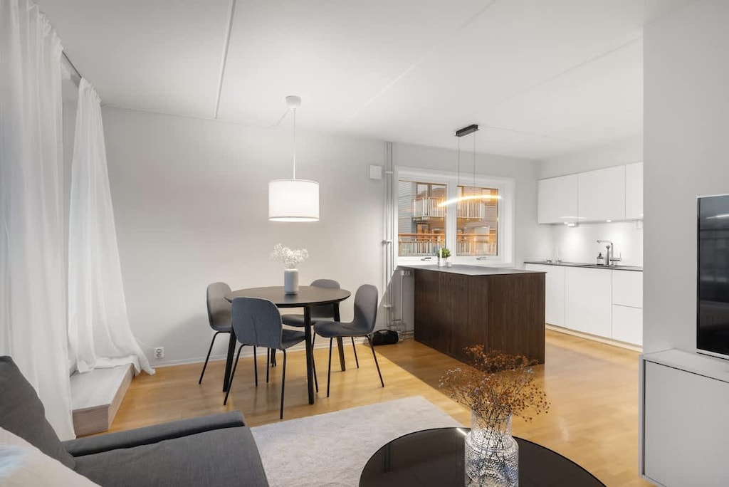 I den lyse stuen finner du også et spisebord og en bardisk.