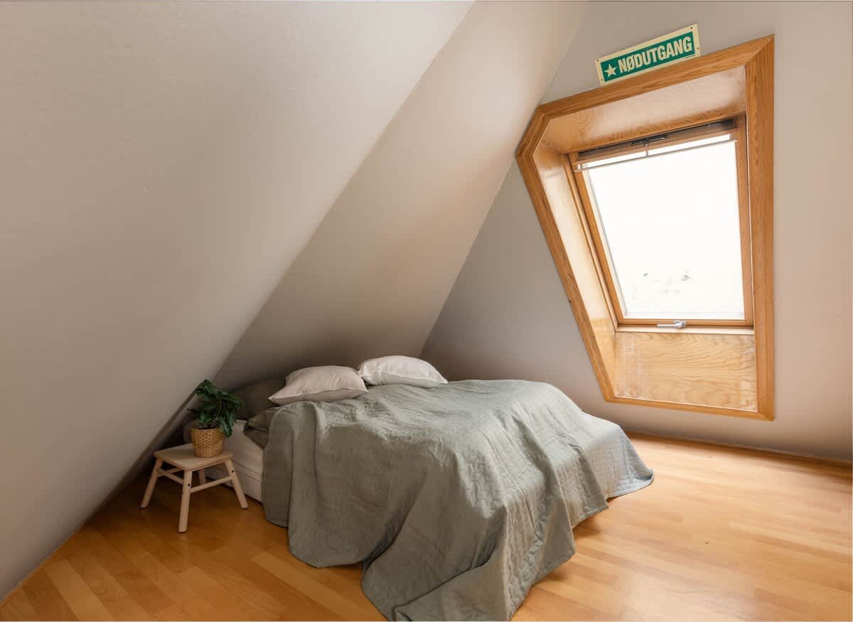 Soverom 2: 150 cm seng med super behagelig madrass! <3 not approved as bedroom