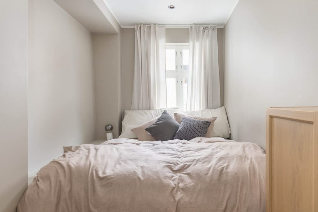 Soverom 1:  160 cm seng.  Kryp under dynen og kjenn den lune atmosfæren i dette koselige soverommet.<3