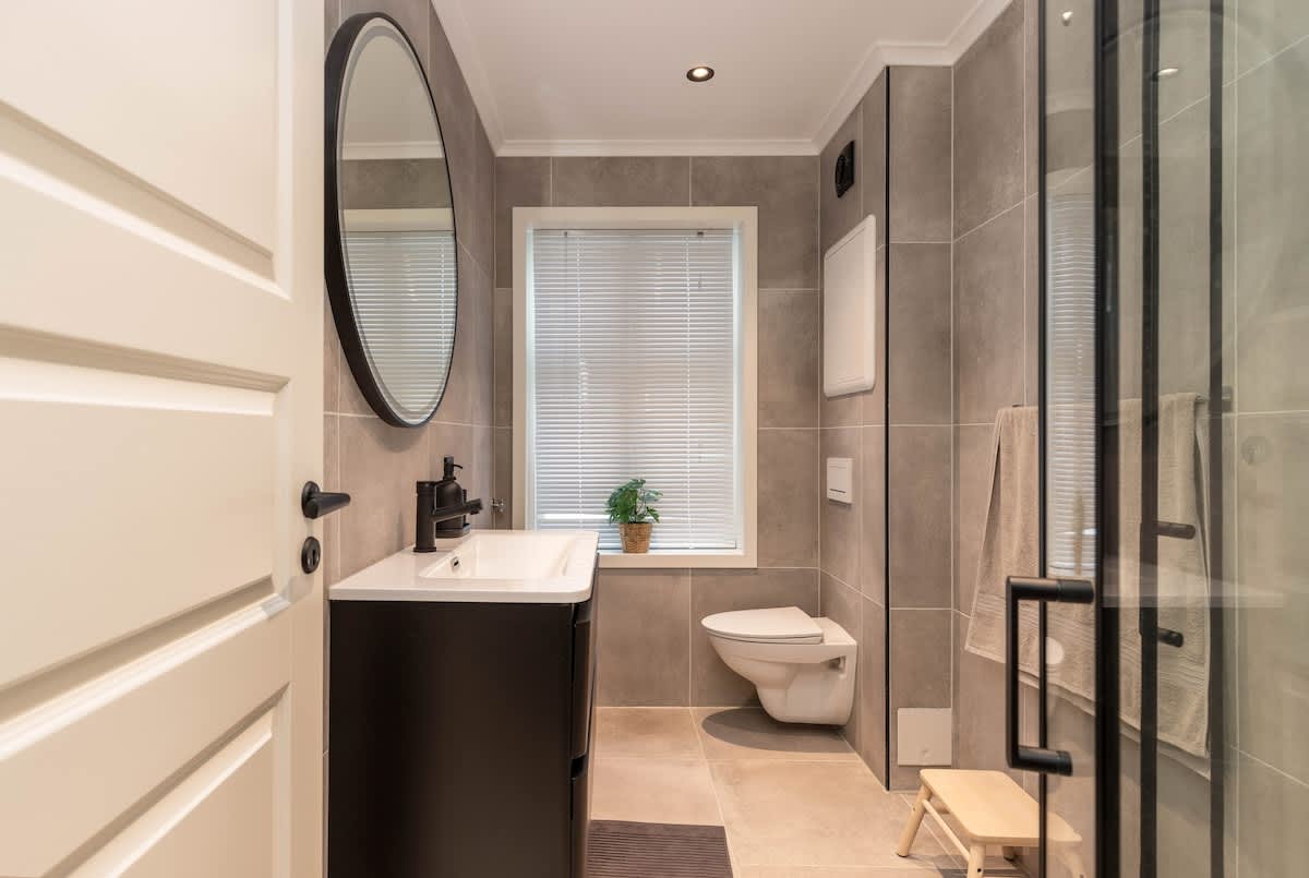 Et moderne og romslig bad som har alt du trenger for en stressfri morgen og en avslappende kveld.