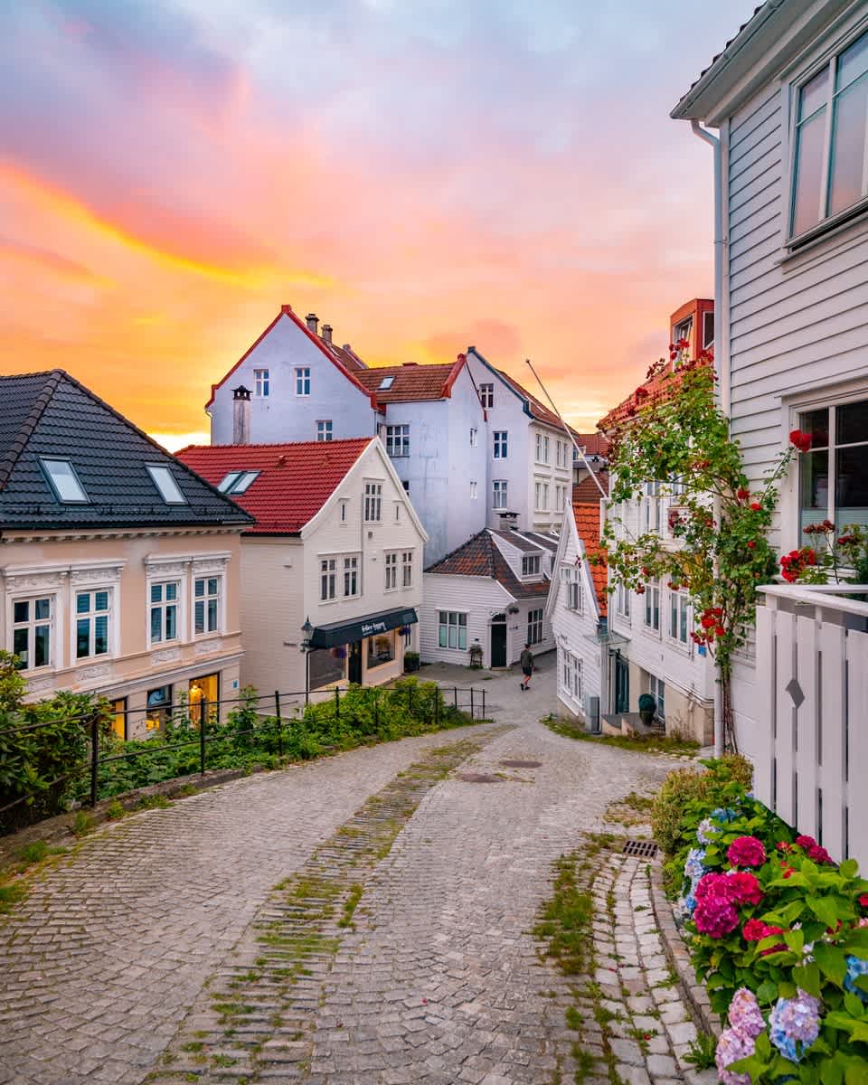 Welcome to Steinkjellersmauet - a wonderland in Bergen!

The house  is located on the right-hand side in the picture.