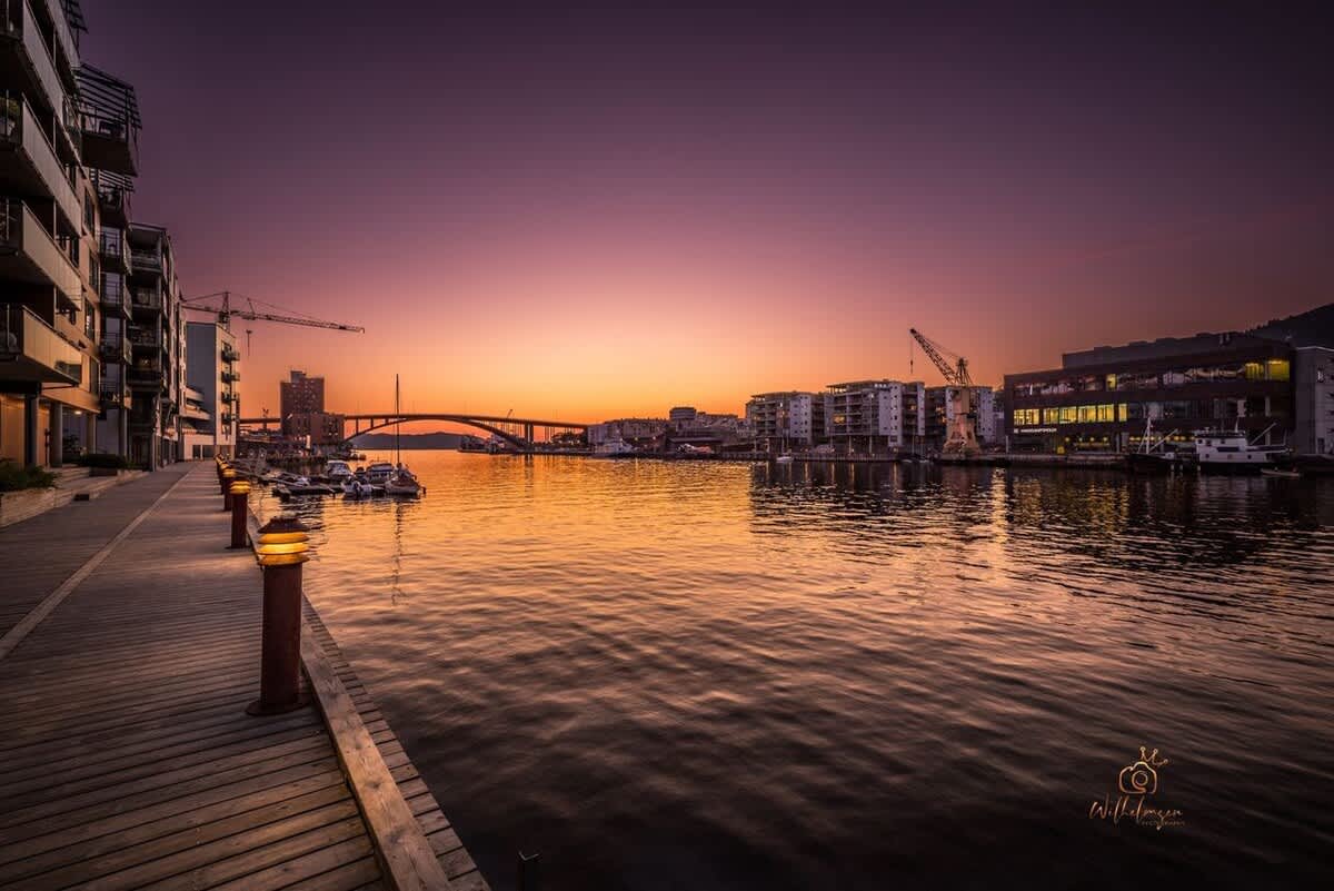 Nyt solnedgang ved kysten