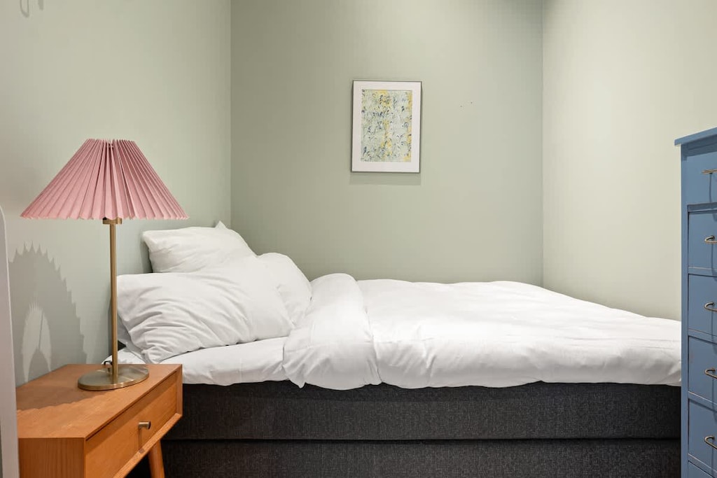 Slapp av og strekk ut beina etter en lang dag i en romslig seng, i et rom med imponerende takhøyde som gir ekstra romfølelse. 
Spesialisert sengetøy bidrar til eksklusiv komfort!