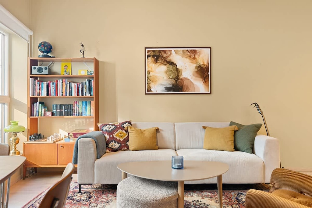 Opplev en gammeldags sjarm i en moderne bygning, med antikke møbler og et elegant teppe som gir rommet en nostalgisk følelse.