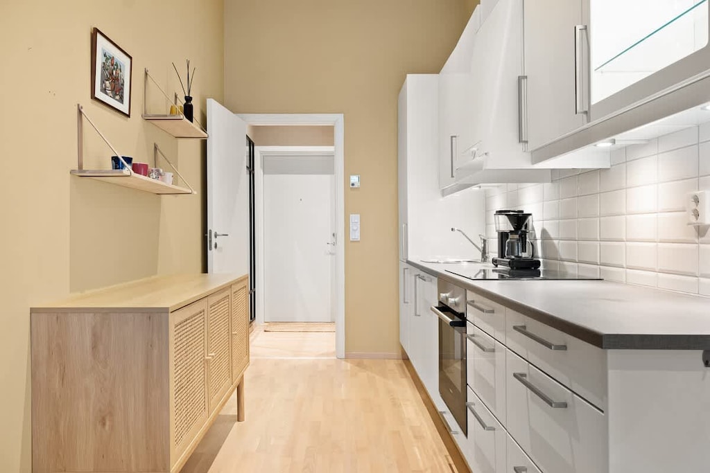 Kjøkkenet er utstyrt med alle fasiliteter du trenger for en optimal matlagingsopplevelse, perfekt for både rolige morgenstunder og hyggelige kvelder.