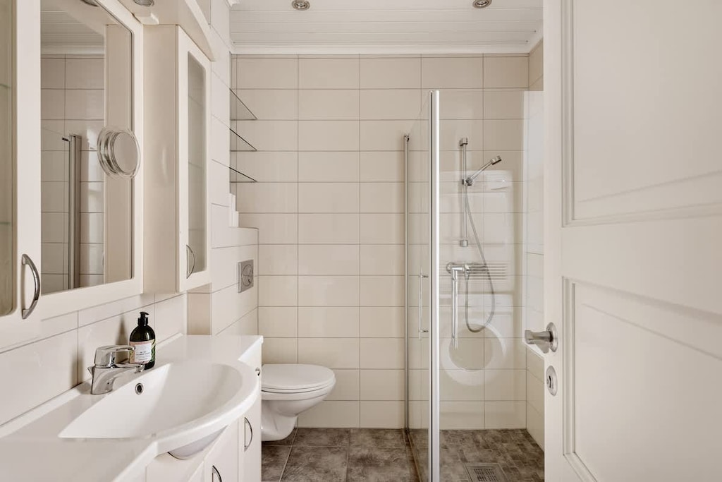 Modern bathroom with all ammenities for your convenience