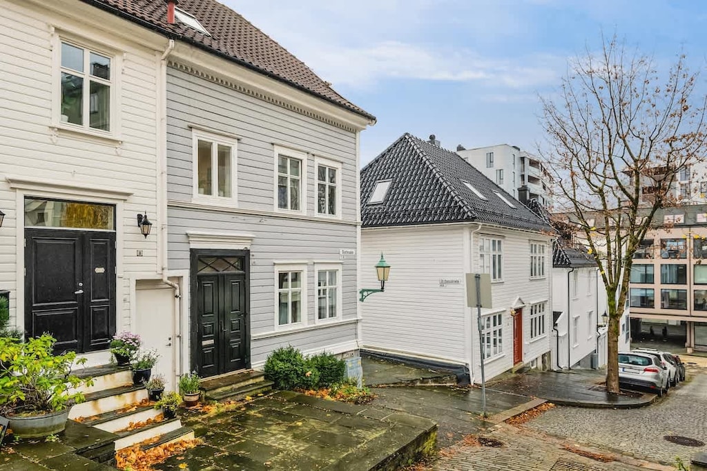 Leiligheten er i det grå bygget.