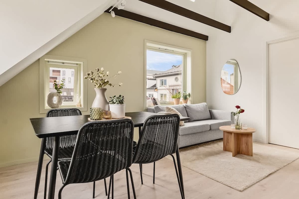 Her får alle god plass rundt bordet med godt lysinnslipp. 