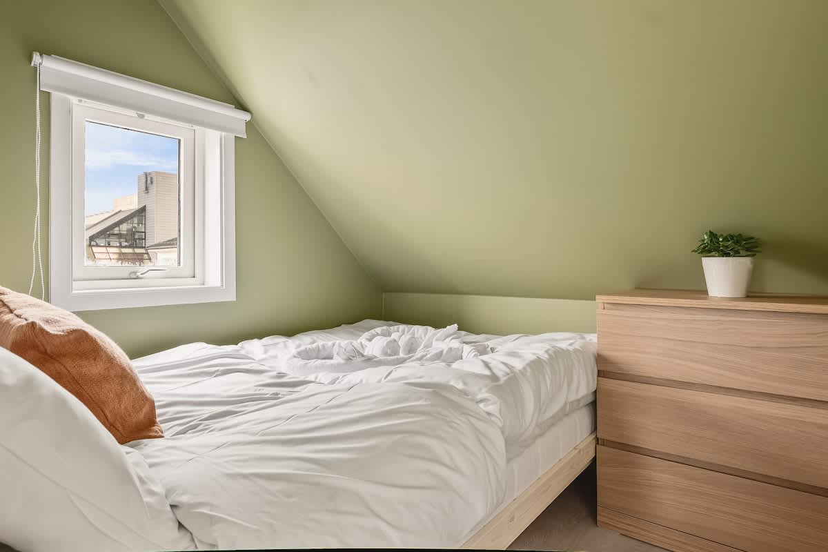 Koselig soverom med praktiske skuffer til klærne dine.