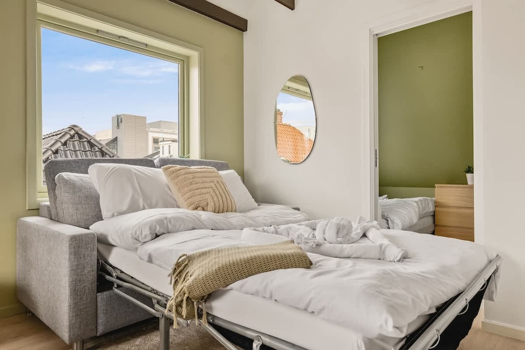 Sovesofaen er 140x200 cm.