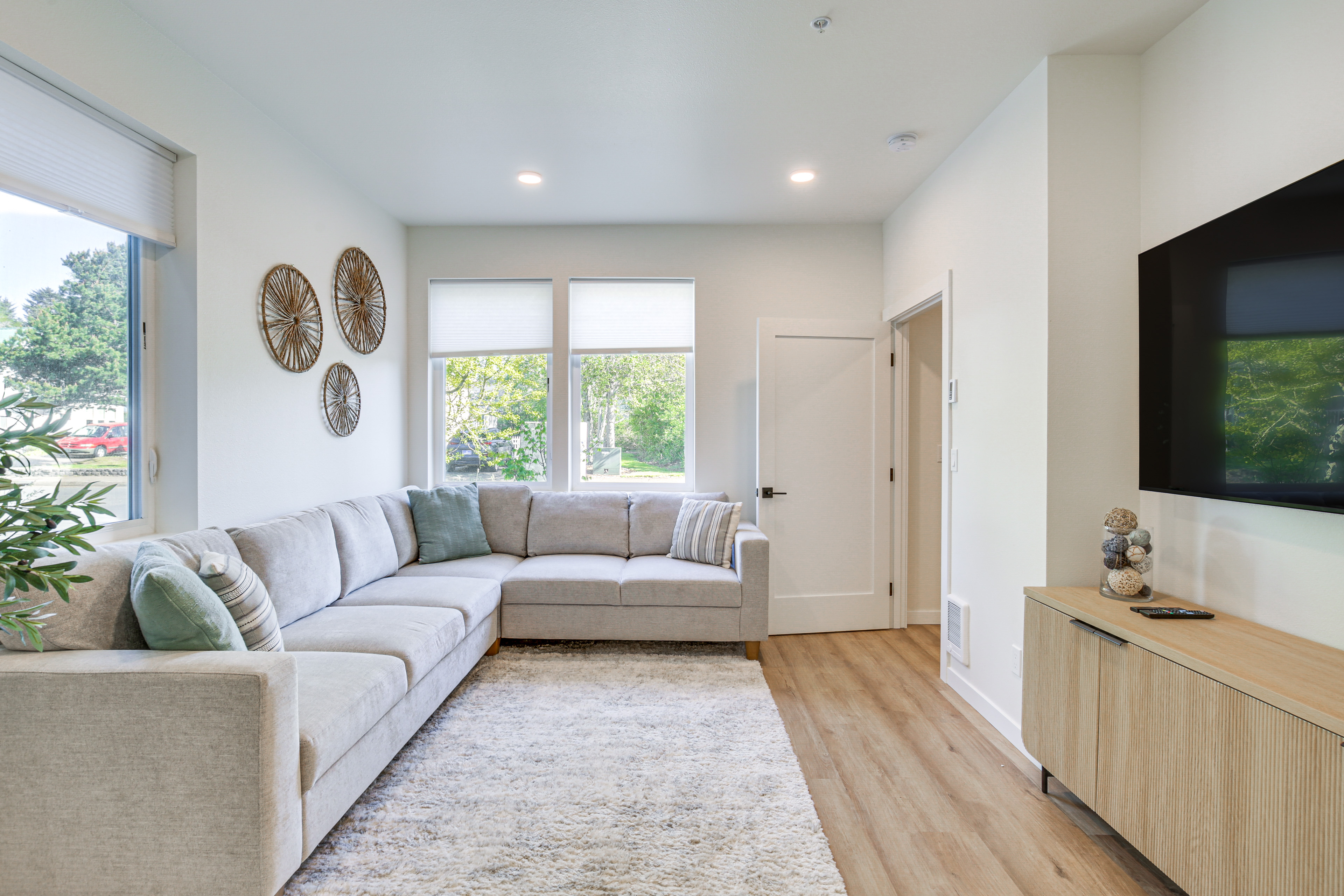 Walk to Beaches: 'Siletz Bay Bliss' Townhome