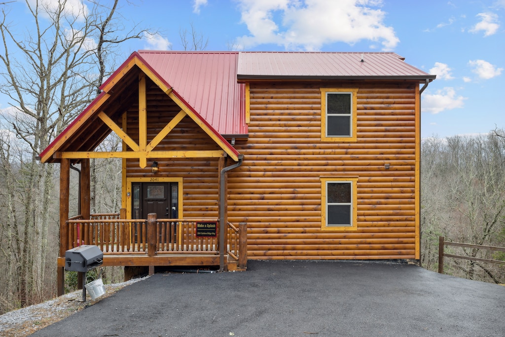 Front of ho0me at Make A Splash, a 2 bedroom cabin rental located in gatlinburg