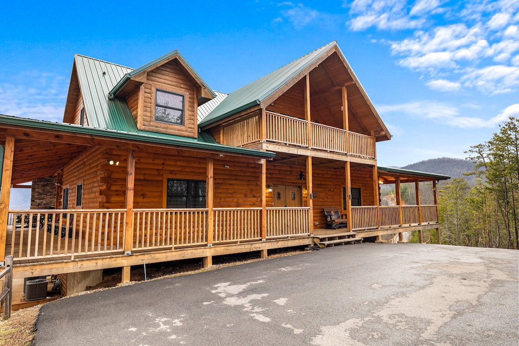 Exterior front at Four Seasons Grand, a 5 bedroom cabin rental located in Pigeon Forge