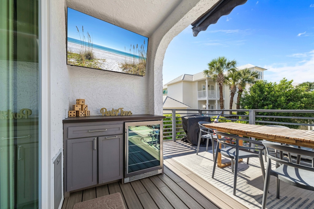 Outdoor TV and fridge - Back to the Beach!
