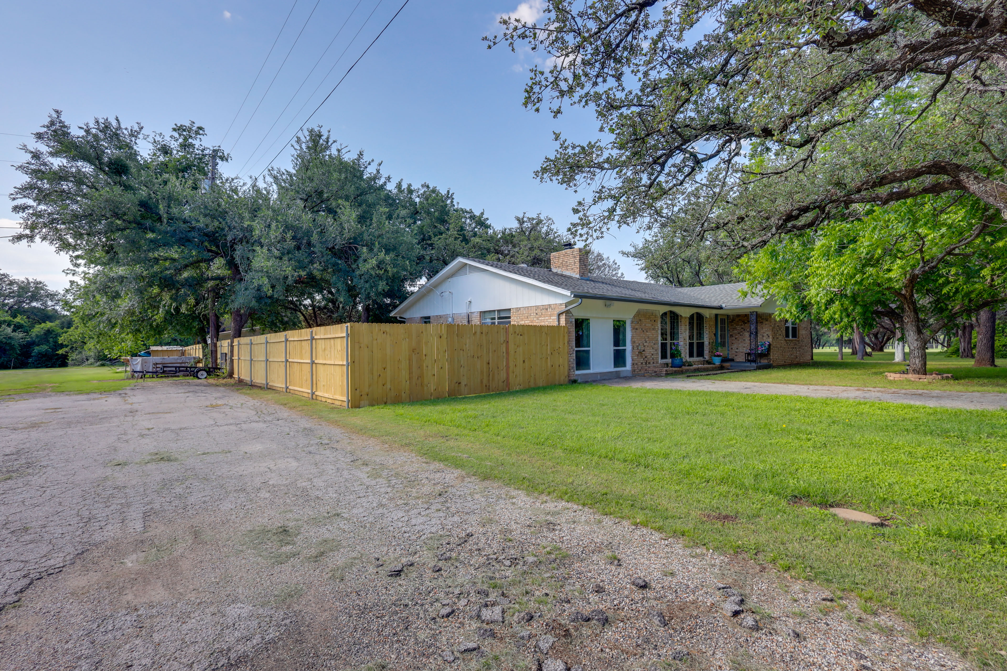 1 Mi to Lake Whitney: Morgan Home w/ Deck!