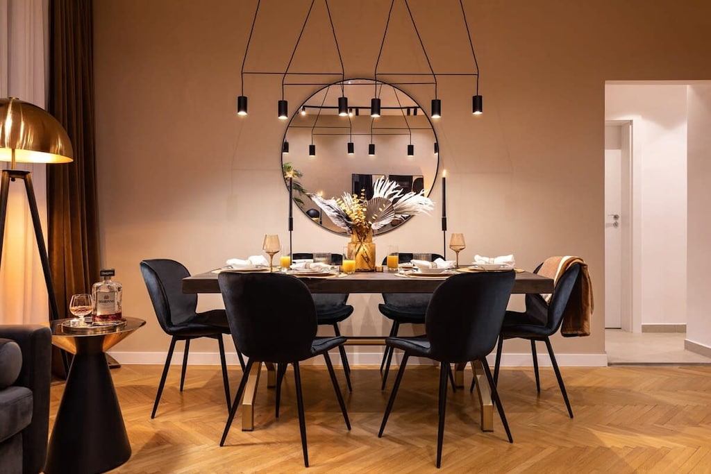 Glamorous dining: Our space blends golden accents, deep blacks, and fresh foliage, offering a luxurious setting for every meal. ✨🍽️🖤