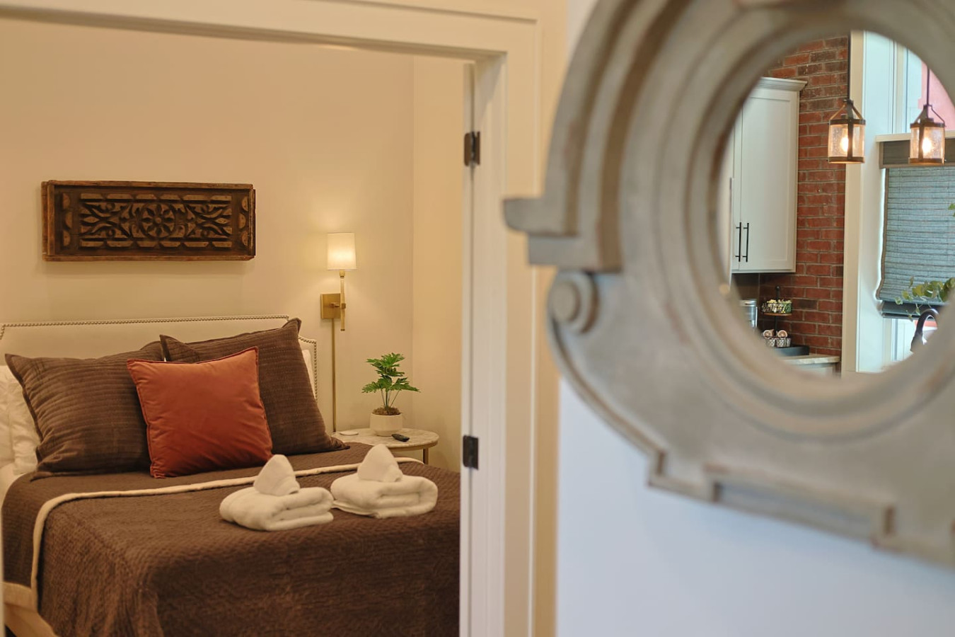 ⁂ Luxury Condo in Quiet Downtown Area ⁂