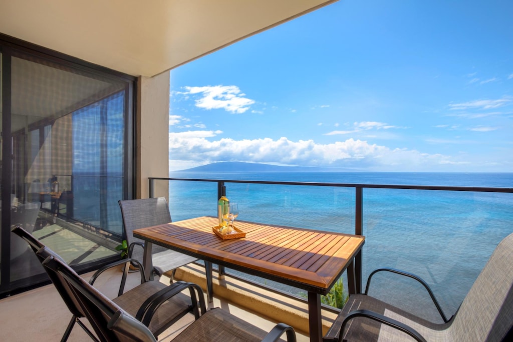 Enjoy sunset dinners with unobstructed views from your private lanai. MAH-1006