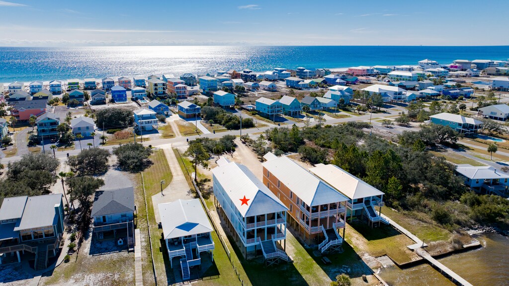 Located on Little Lagoon in Gulf Shores and is half of the duplex(South side)