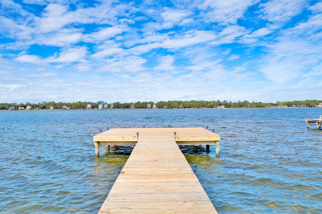 Bama Boat House South shares the pier with the neighbors