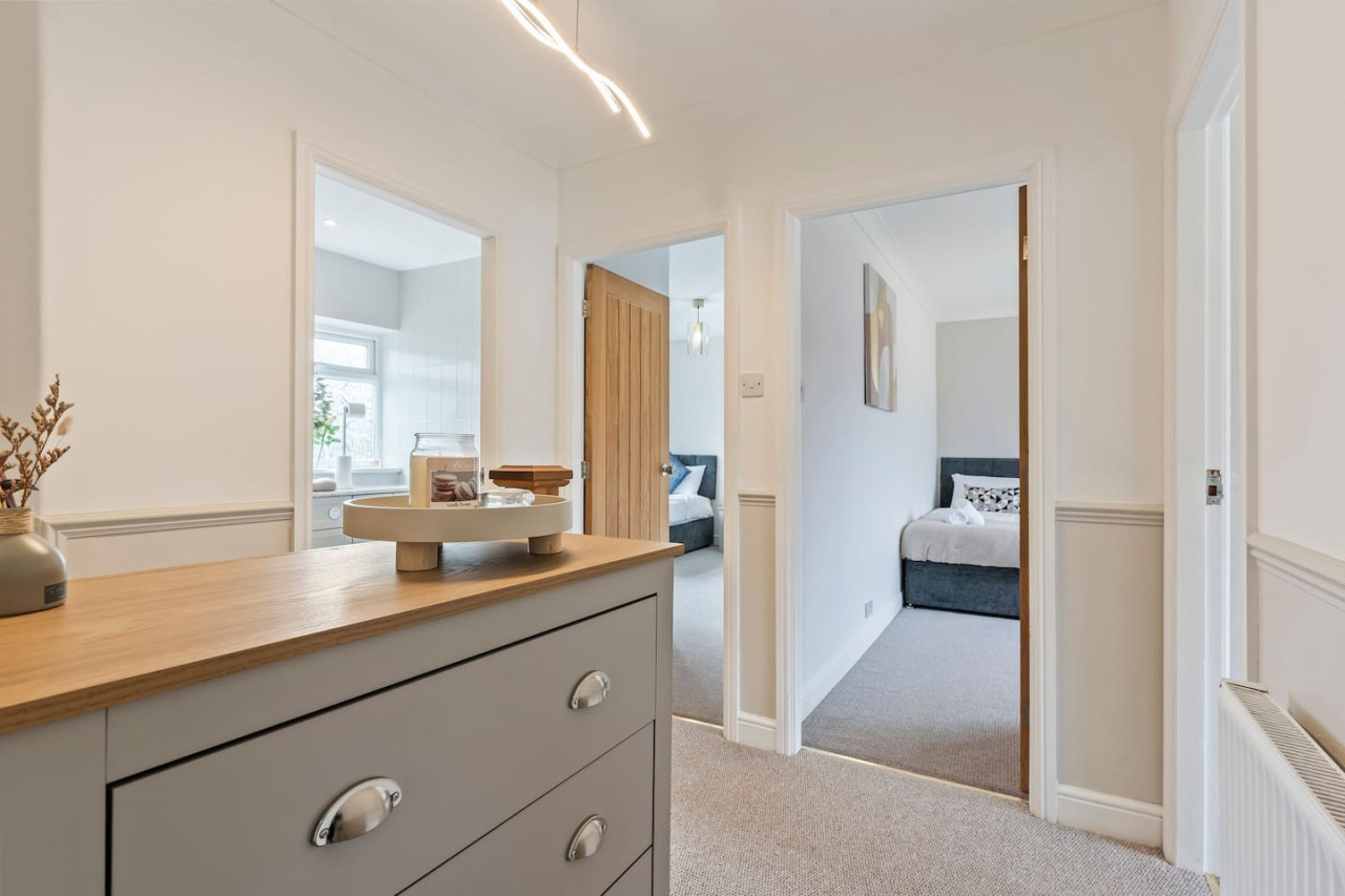 Charming House • Sleeps 9 • Pool Table • Large Garden • Driveway Parking