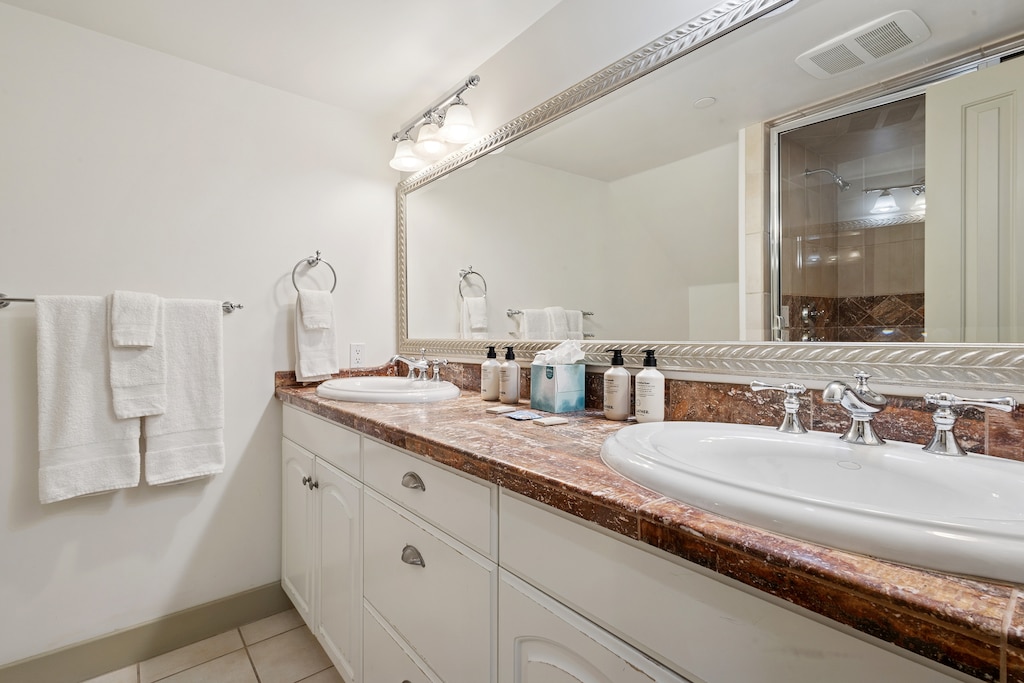 7.04-bunk-room-bathroom-diamondtooth-telluride- (25)