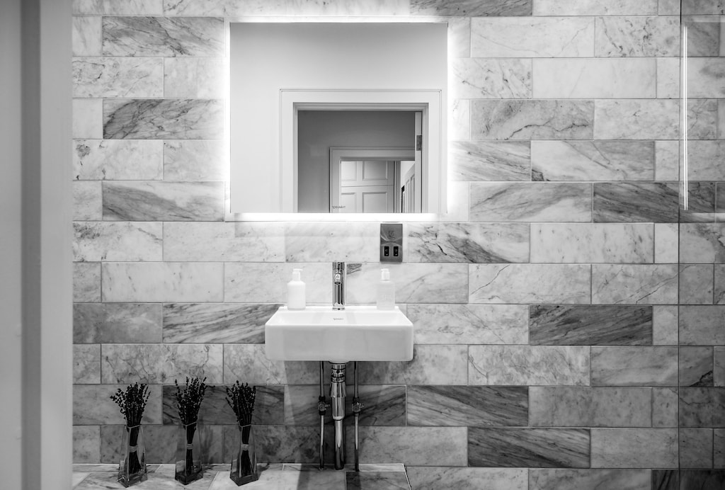 Fresh Escapes - Exeter City Centre Apartment, Cathedral View Sleeps 2 Bathroom