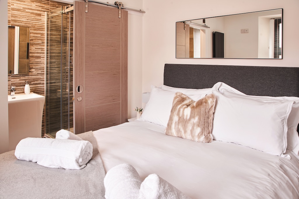 Fresh Escapes - Harbour Breeze - Hot Tub - Torquay - Sleeps 4