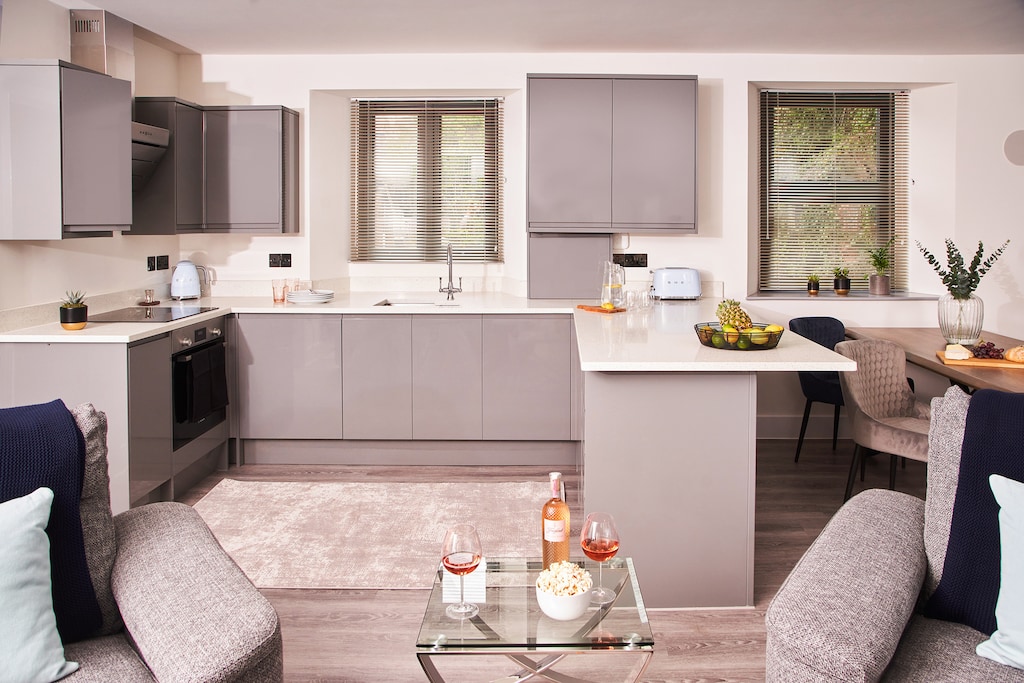 Fresh Escapes - Harbour Breeze - Hot Tub - Torquay - Sleeps 4