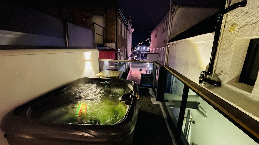 Fresh Escapes - Harbour Breeze - Hot Tub - Torquay - Sleeps 4