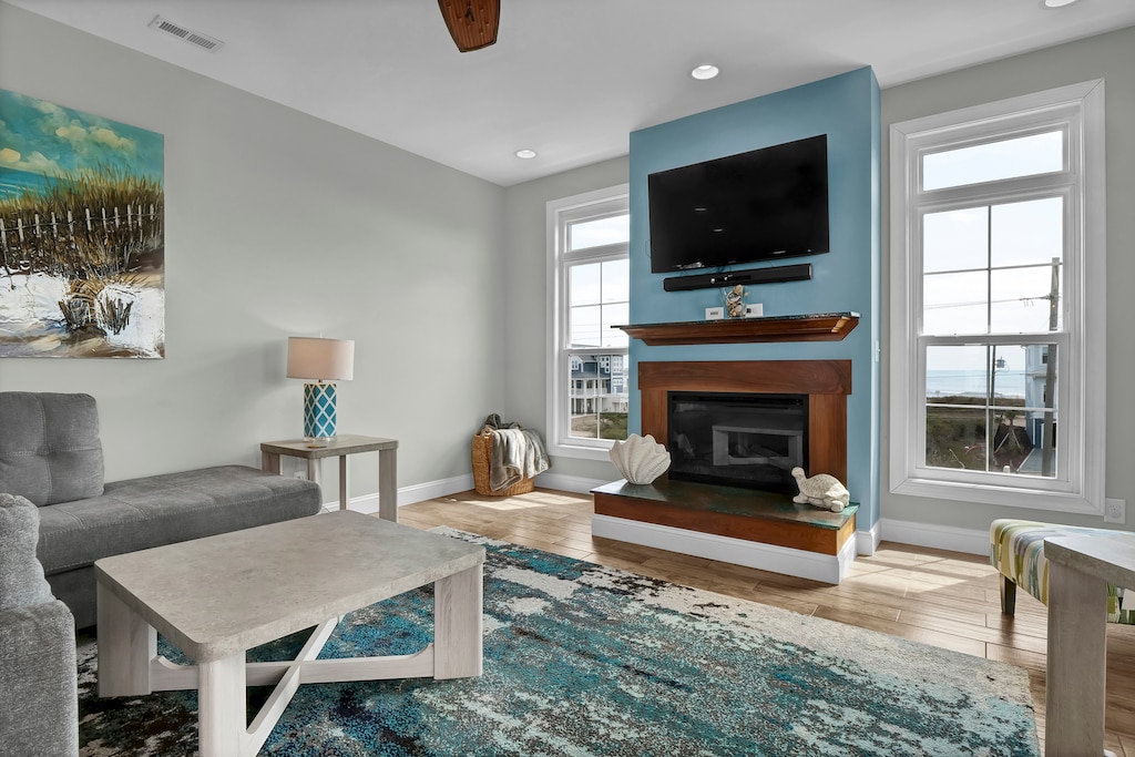 Living room w Fireplace!