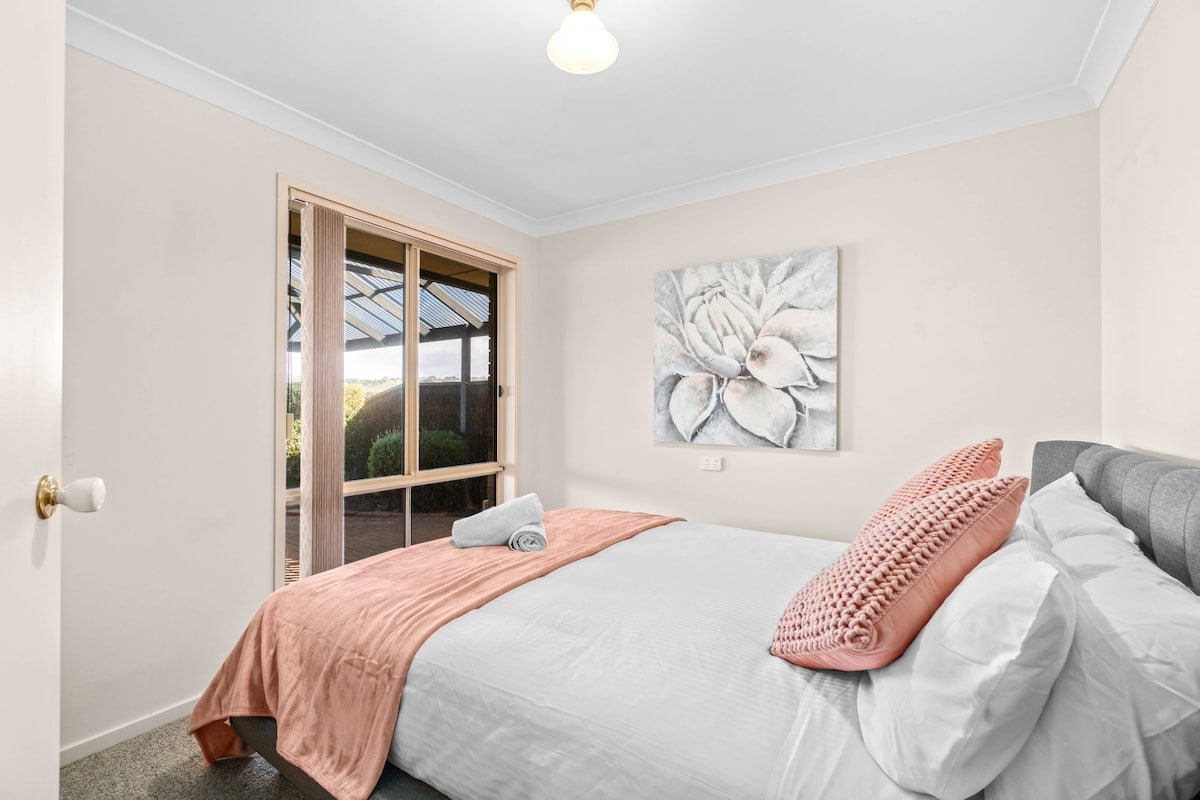 The Lakefront House - Private Pontoon & Lakeview