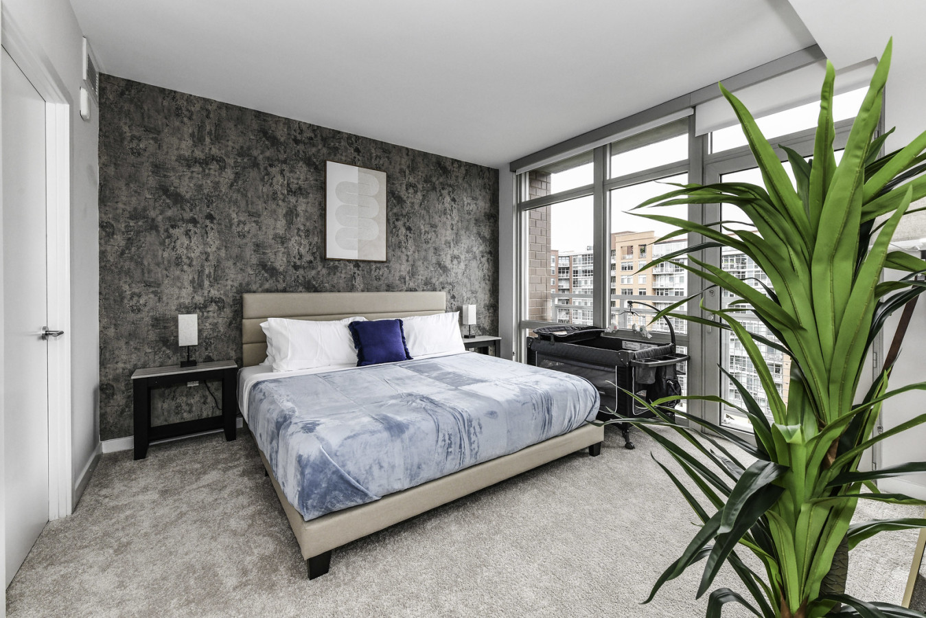 Stylish 2BR Retreat | Gym, Prkng & Scenic Rooftop