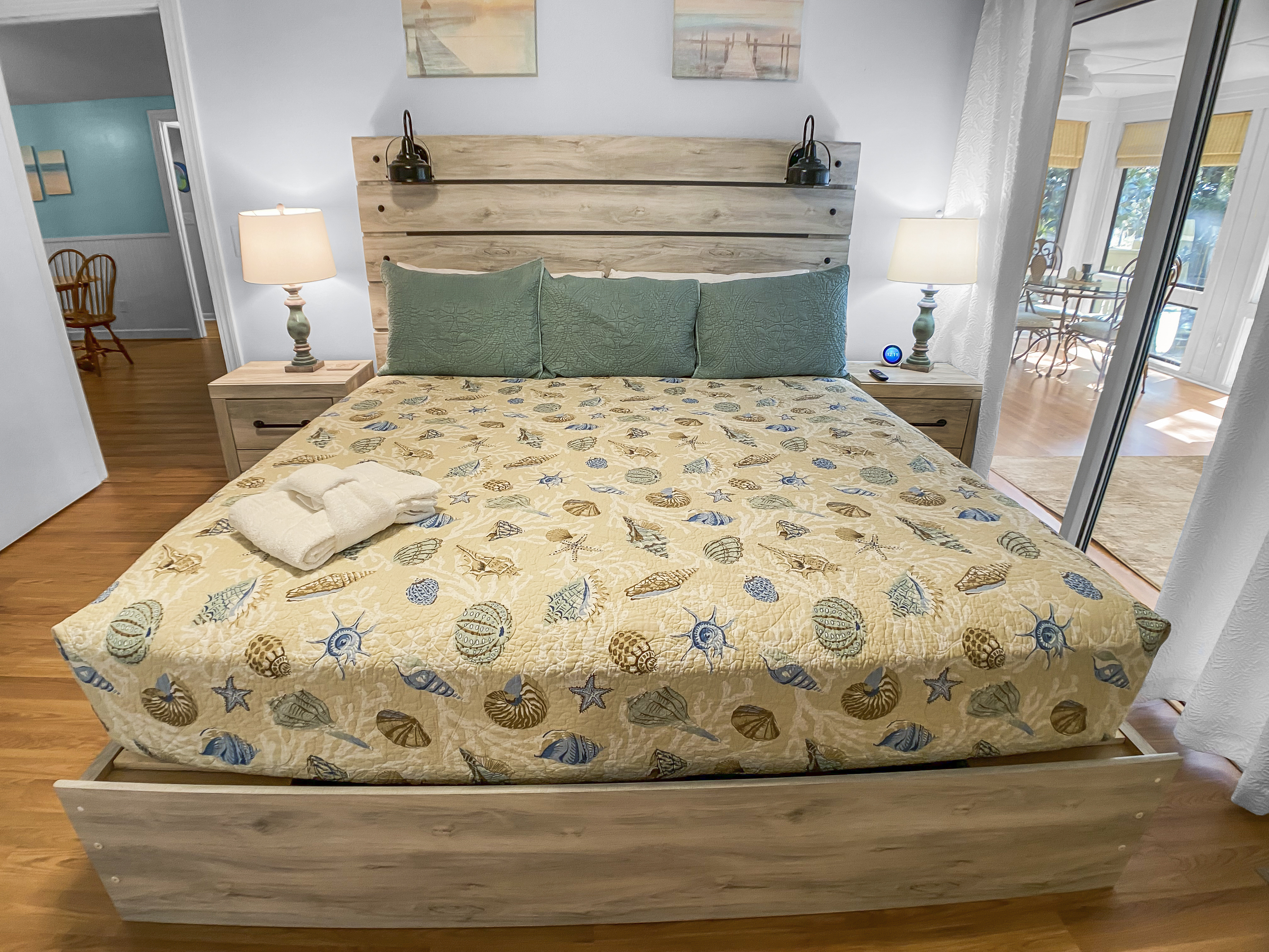 Comfortable king size bed with bedside lighting for reading your favorite book! Comfortable king size bed with bedside lighting for reading your favorite book! 