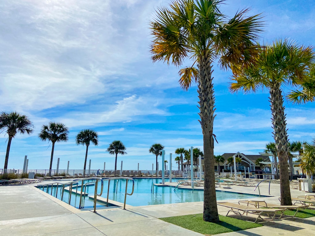 Community pool with beach and ocean access Community pool with beach and ocean access 