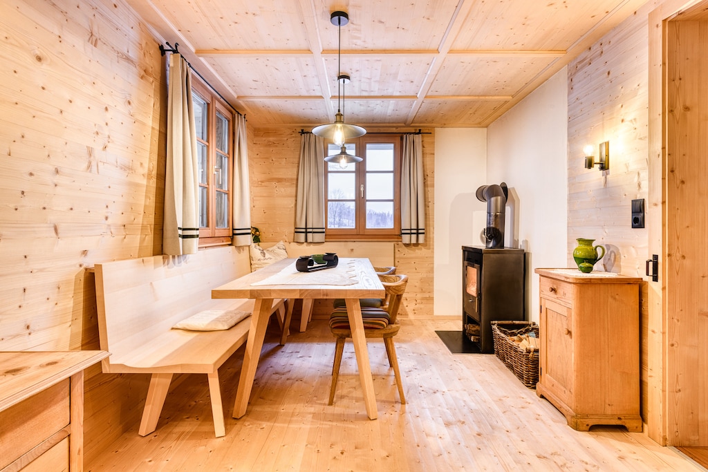 Dining room in the Bernardas Hüsle holiday home in Schnepfau in the Bregenzerwald.