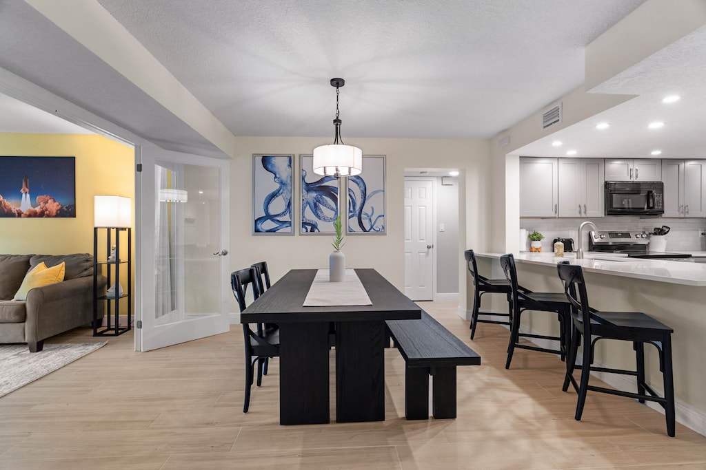 Spacious dining area that can accommodate up to 6.