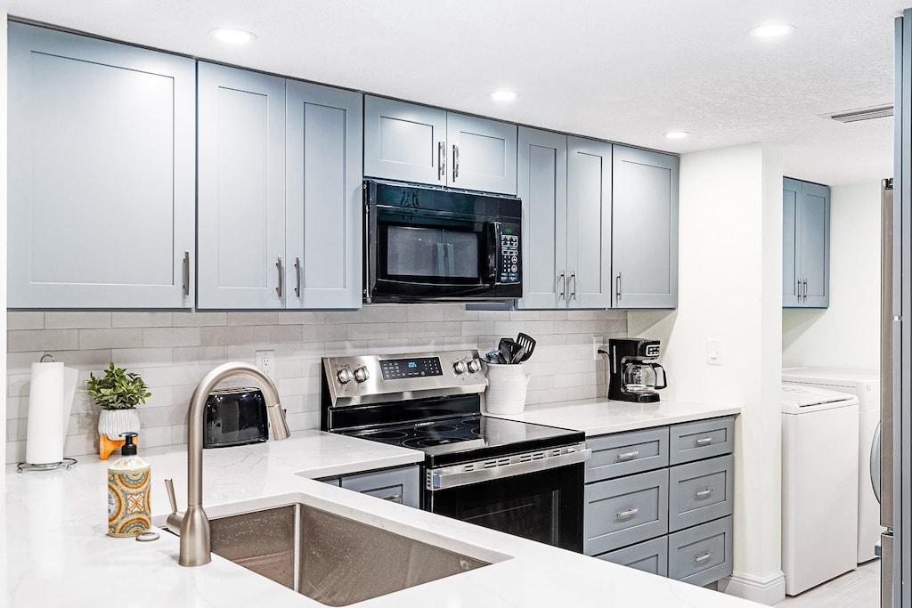 Sleek and modern kitchen with everything you need to cook up your favorite meals!