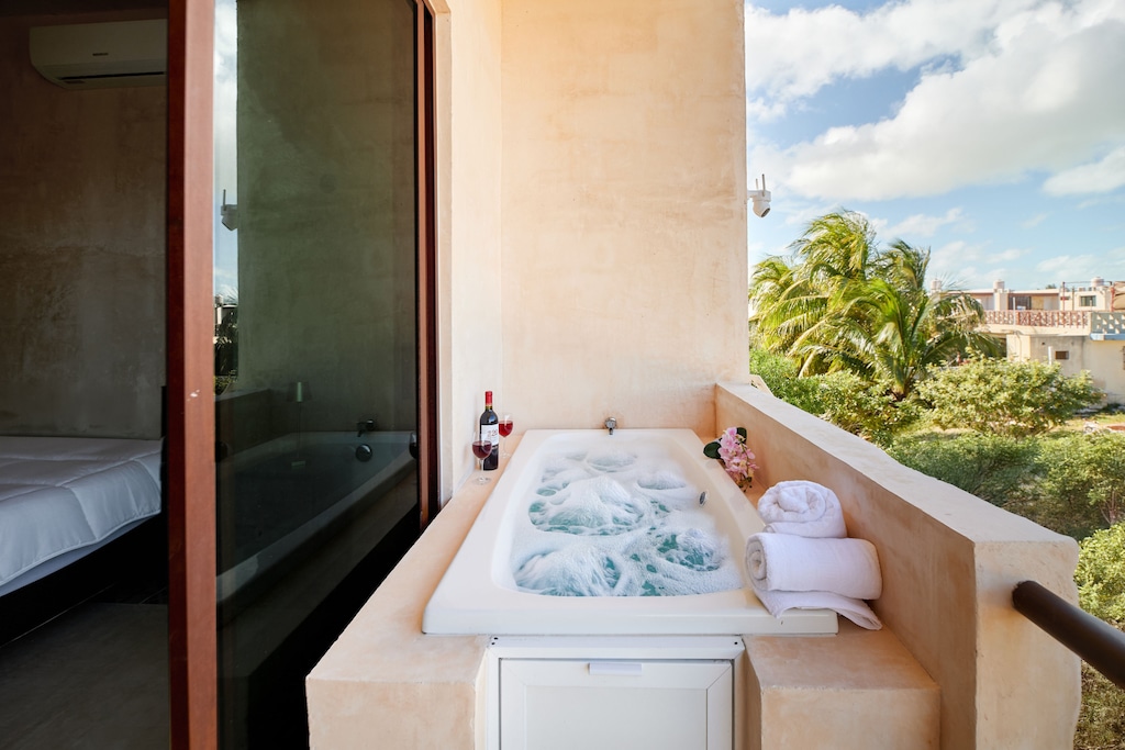 Enjoy a delicious outdoor bath in the jacuzzi with the Caribbean Sea in the background, surrounded by the nature of the tropical rainforest. 