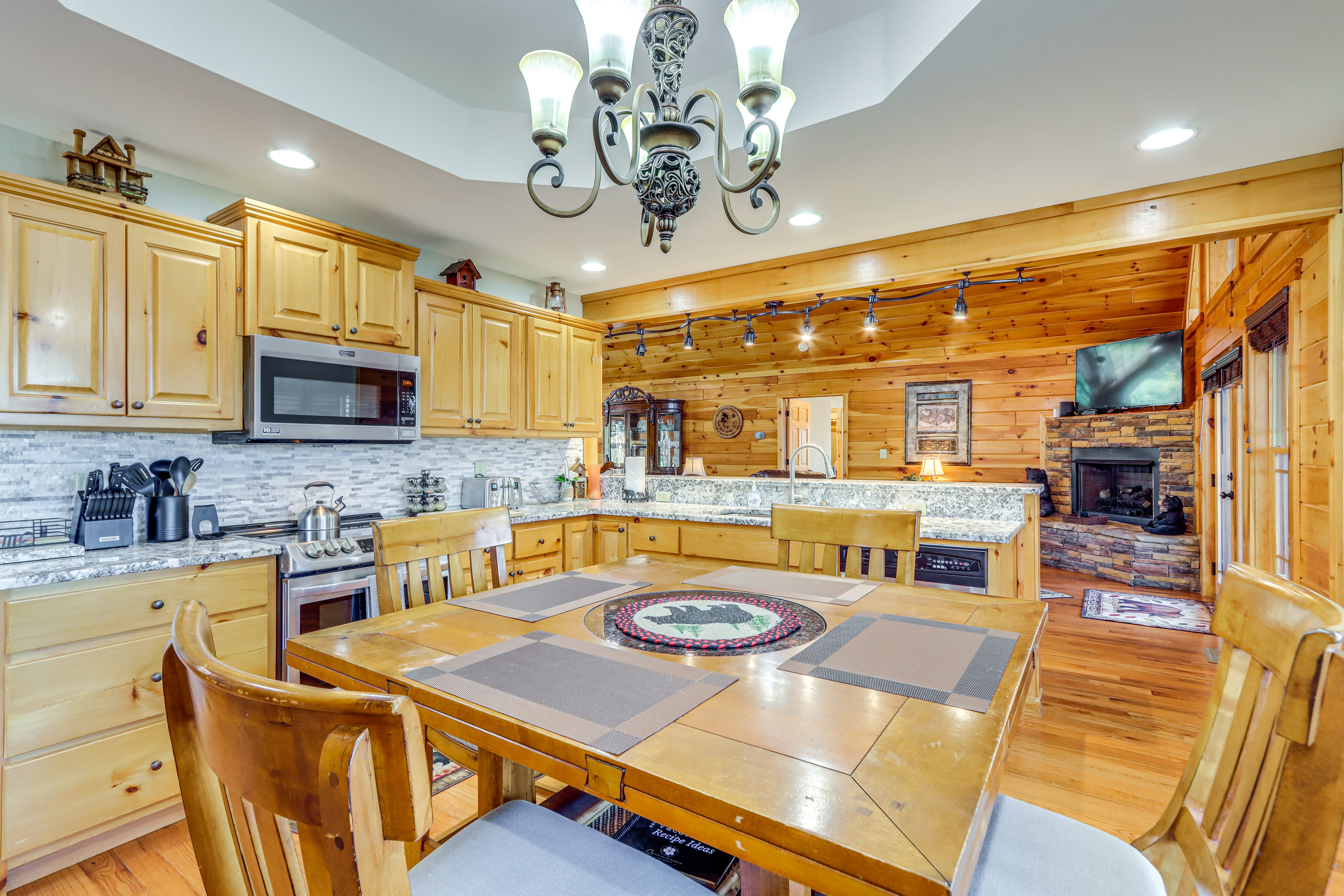 Blue Ridge ‘Orchard Overlook' Cabin w/ Hot Tub