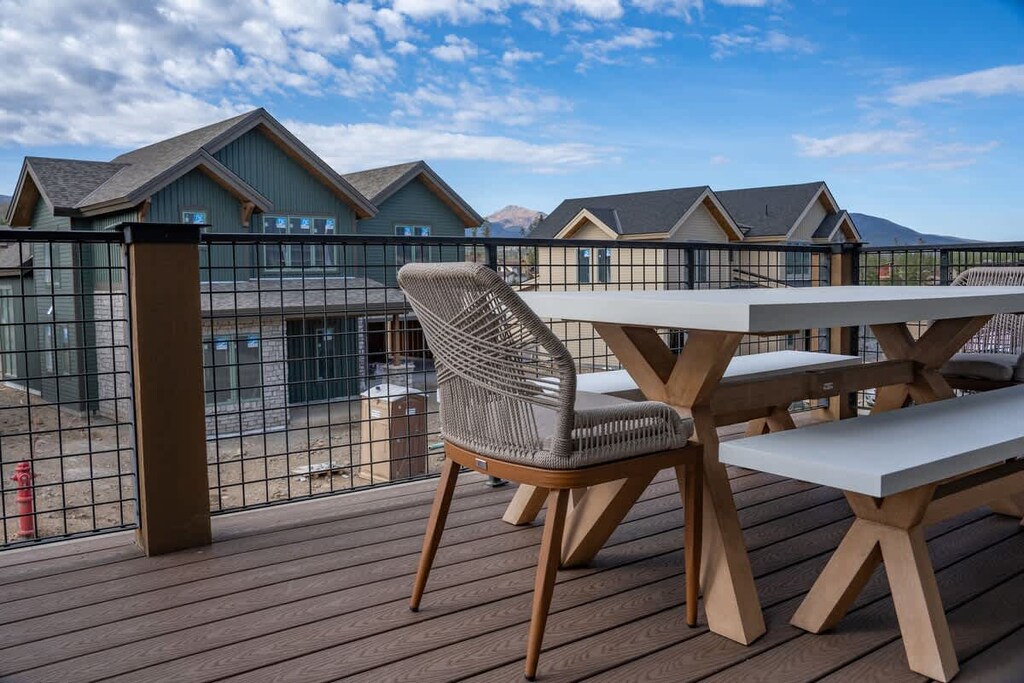 Enjoy al fresco dining with a view! Our spacious deck with a picnic table is perfect for morning coffee or evening meals under the stars.

