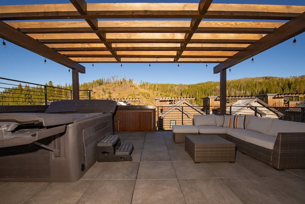- This spacious rooftop patio features a hot tub and plenty of comfortable seating, perfect for relaxing and taking in the mountain views. It’s an ideal spot for unwinding after a day of adventure.
